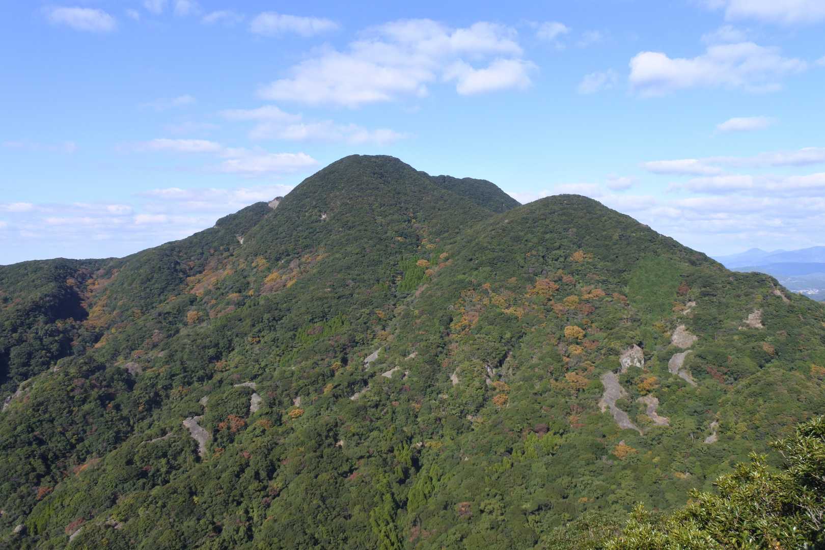 途中の岩場からの青螺山。
まだ未踏なので次の課題ですね。