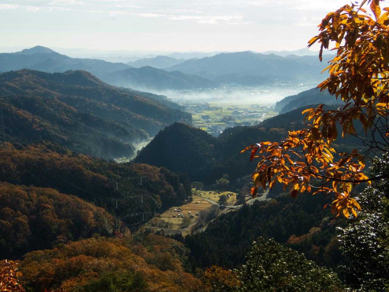 振り返ると朝霧の中の故郷、みんなどうしているのかなあ
