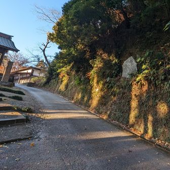 道路から見えるように少し草刈った。解説板のある千葉県最古の芭蕉句碑の左手スグにあります