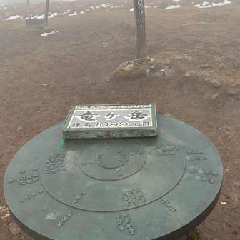 竜ヶ岳登頂✨
ガスガスで気温低くて立っていられないくらいの暴風🌀
サングラスが空中を舞い救助✨

残念ながら日の出は見れませんでした😭
ガスガス取れるの待ったがあまりの寒さに断念し風のない景色の良い丘へ下山しました💨