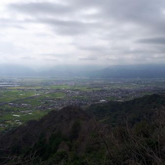 石鎚方面も雲をかぶっています。