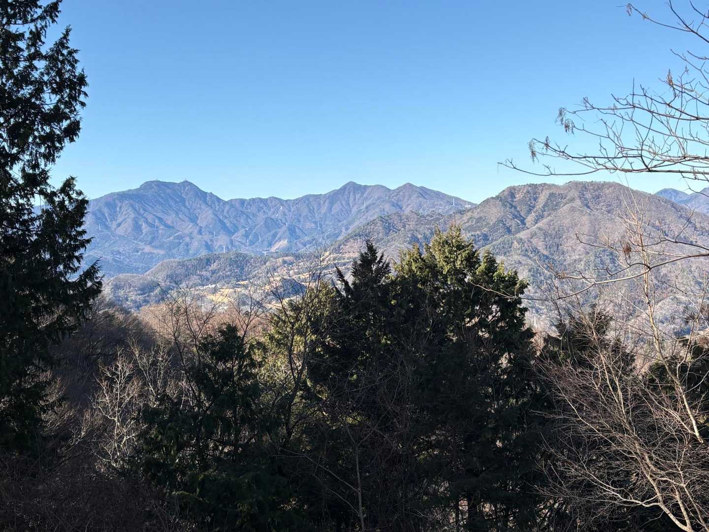 右手手前が高川山。中央が秀麗富嶽十二景の一つ本社ヶ丸で左手が三つ峠山。この長い縦走ルートは今度歩いてみたいと計画中。。