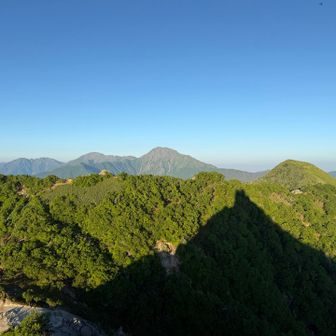 オベリスクの影と北岳