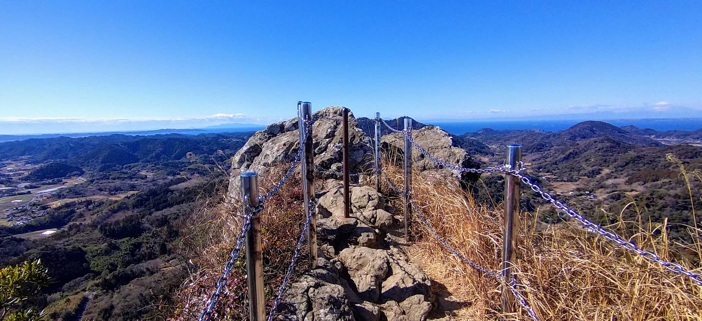 伊予ヶ岳の象徴、鎖で囲まれた露岩の突端。鋸山のソレを思わせる。