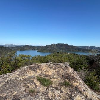 平荘湖の対岸の山にも登ります。飯盛山も見えてるのかな？
