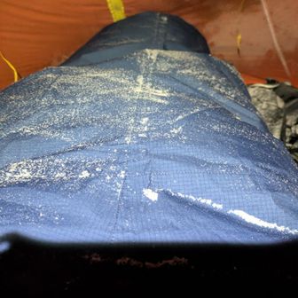 風が強くて結露した氷がすぐ降ってくる😆室内も雪😆