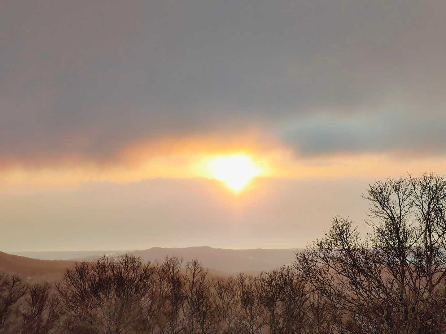 下山途中で雲の合間からみる初日の出。