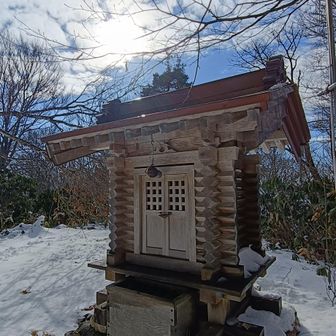 朴坂山に着いた！
小さいけれど、かなり立派なお社がある。薬師如来の御堂とのこと。