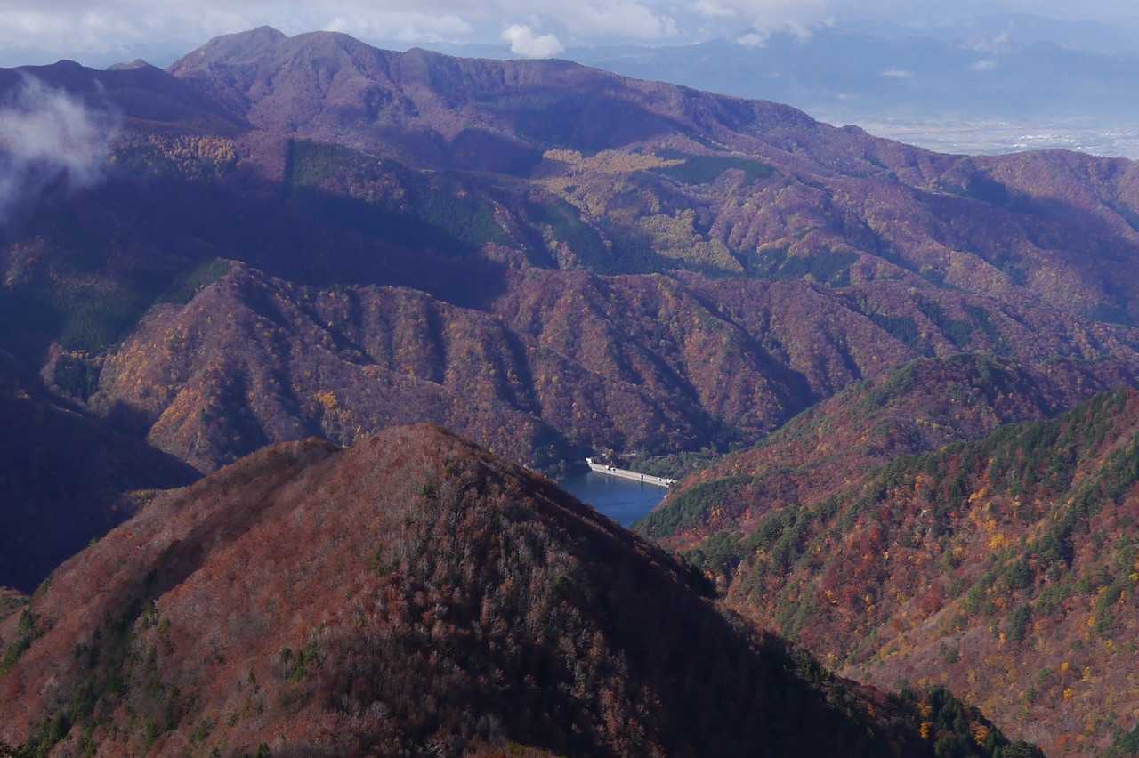 山々の間にダムが見えますね