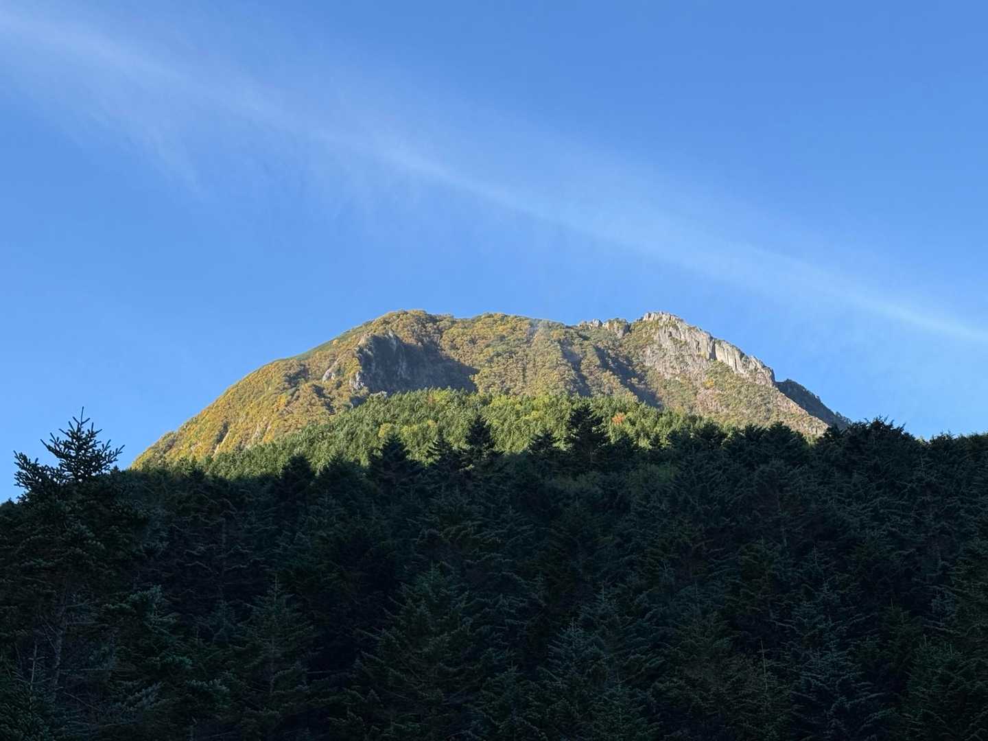 阿弥陀岳が朝日を浴びています。