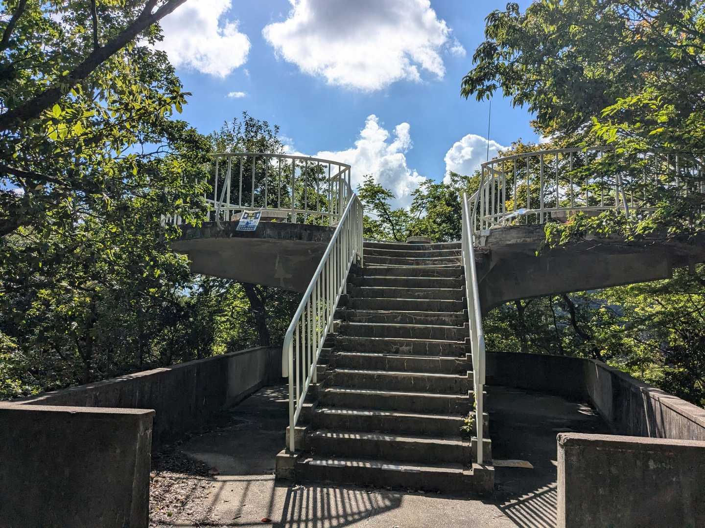 雲隣展望台。大阪市街地がよく見えます。ビジターセンターから滝に出るときは道路ではなくこの展望台経由が良いですね。車あぶなくないし