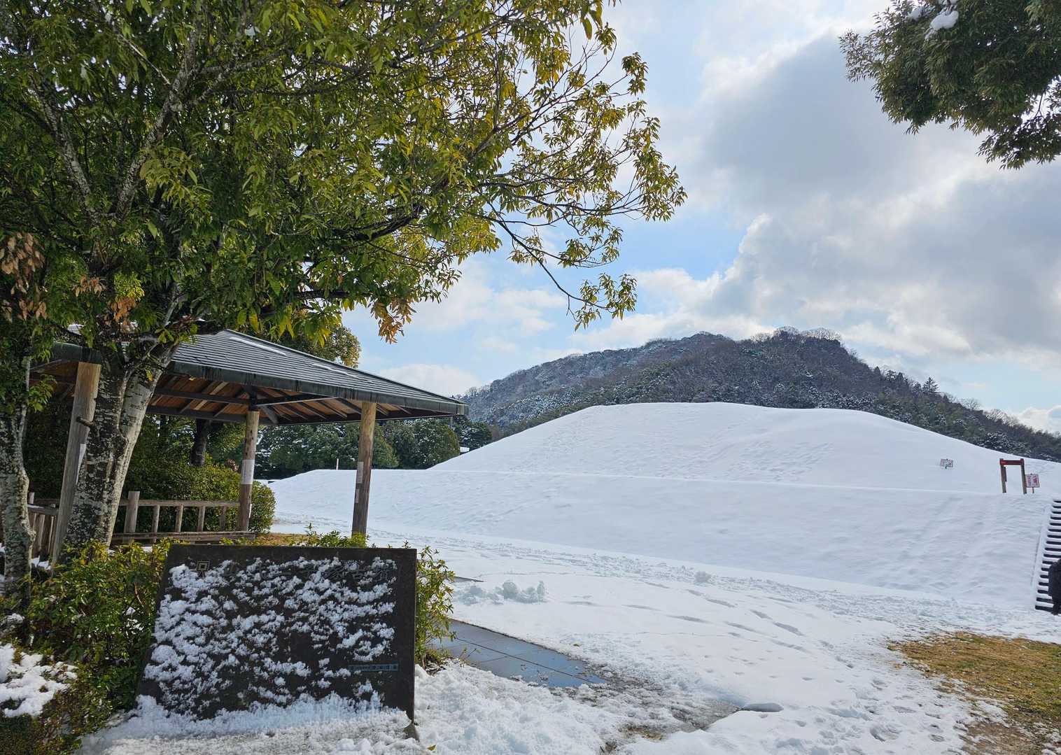 駐車場に到着
雪に覆われた古墳越しに
茶臼山山頂が見えてます
古墳斜面で家族連れさんが尻スキーを楽しんで…😂