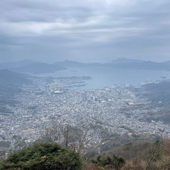 灰ヶ峰は若い頃に夜景を見に来て以来。
もちろん車だけど🚙₃₃
グレーの空が悩ましいけど素晴らしい景色に歓声が上がる✨