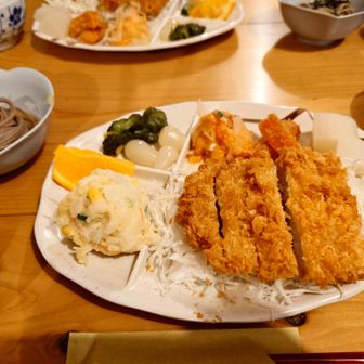 楽しみにしていたお夕食
揚げたてサクサクのカツ‼
🎲グループのクオリティの高さよ!
双六小屋より食事は上だと思う(※個人の見解です)