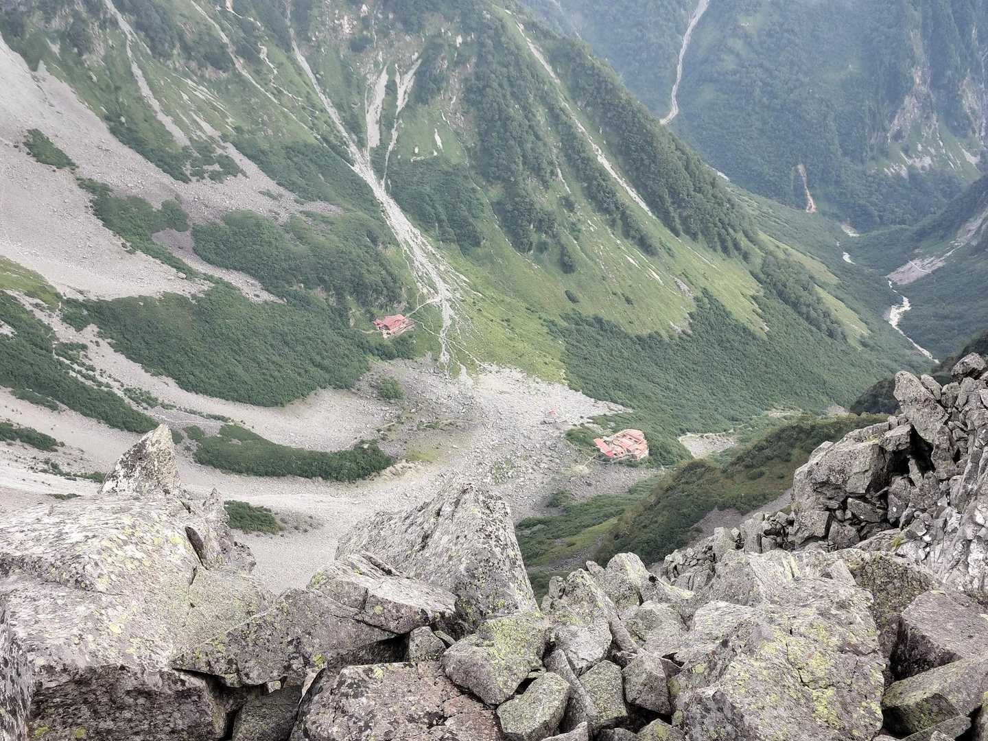 前穂高岳から見下ろした涸沢小屋と涸沢ヒュッテ