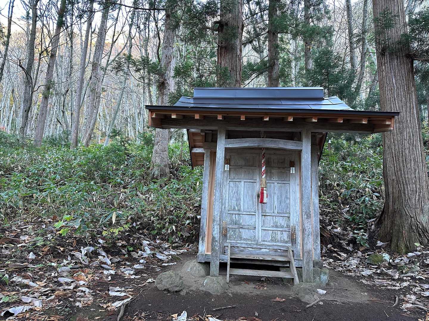 霊山神社に挨拶して