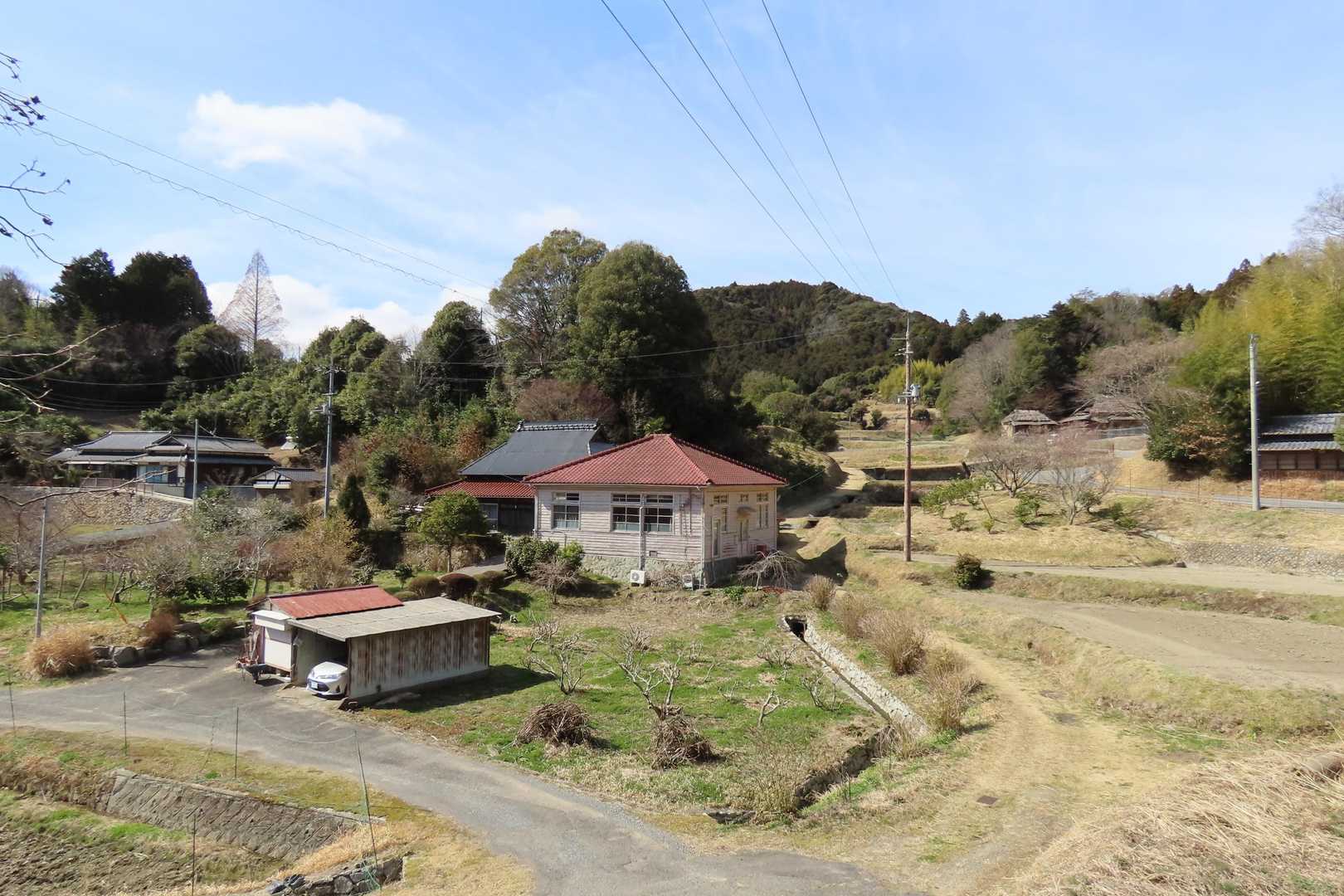 この山里の中では異彩を放つ。