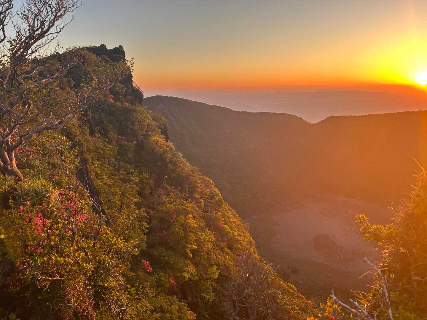 韓国岳 | 爆裂火口と霧島連山のパノラマを一望する百名山の王道コースの写真