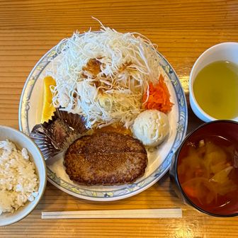 夕食はハンバーグ定食。