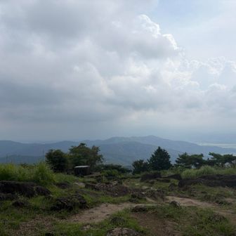 登りは写真撮るのやめて、山頂を目指します⛰️
雨降ってきたら大変。でも、雨の準備はバッチリよ👍