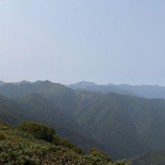 奥の存在感増し増しの山は幌尻かな？
