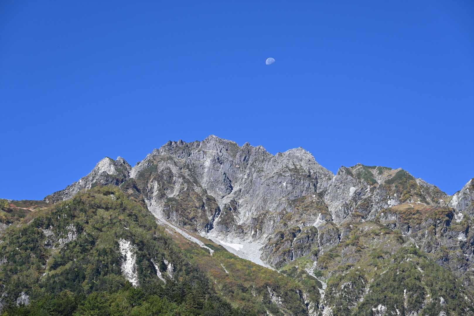 月と穂高の山並。