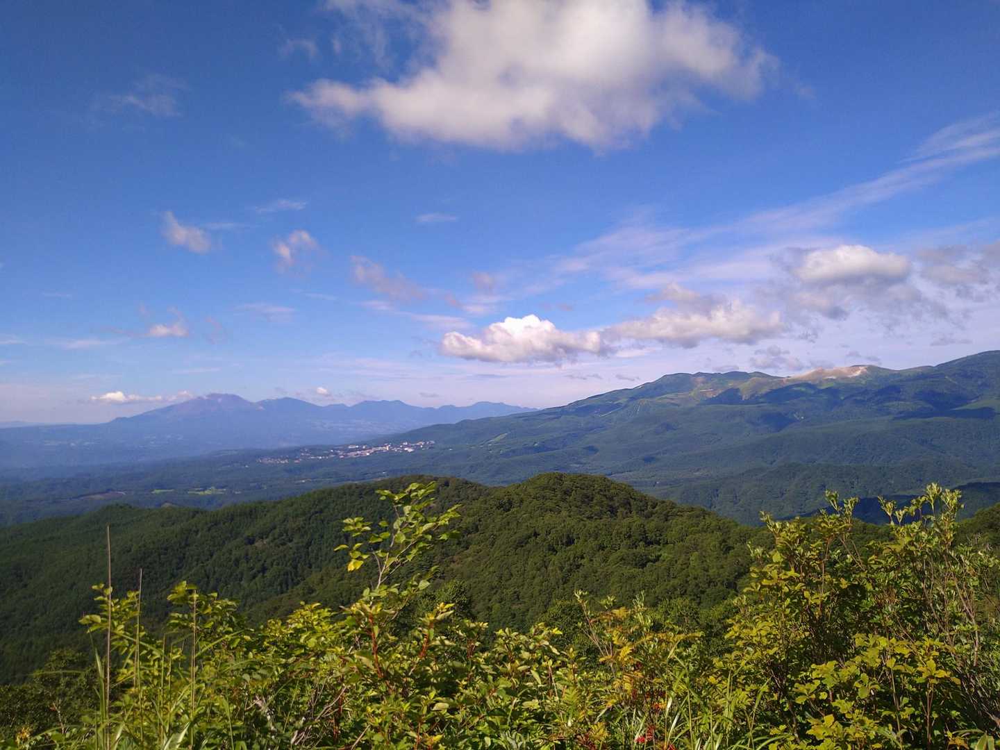 右は草津白根山
