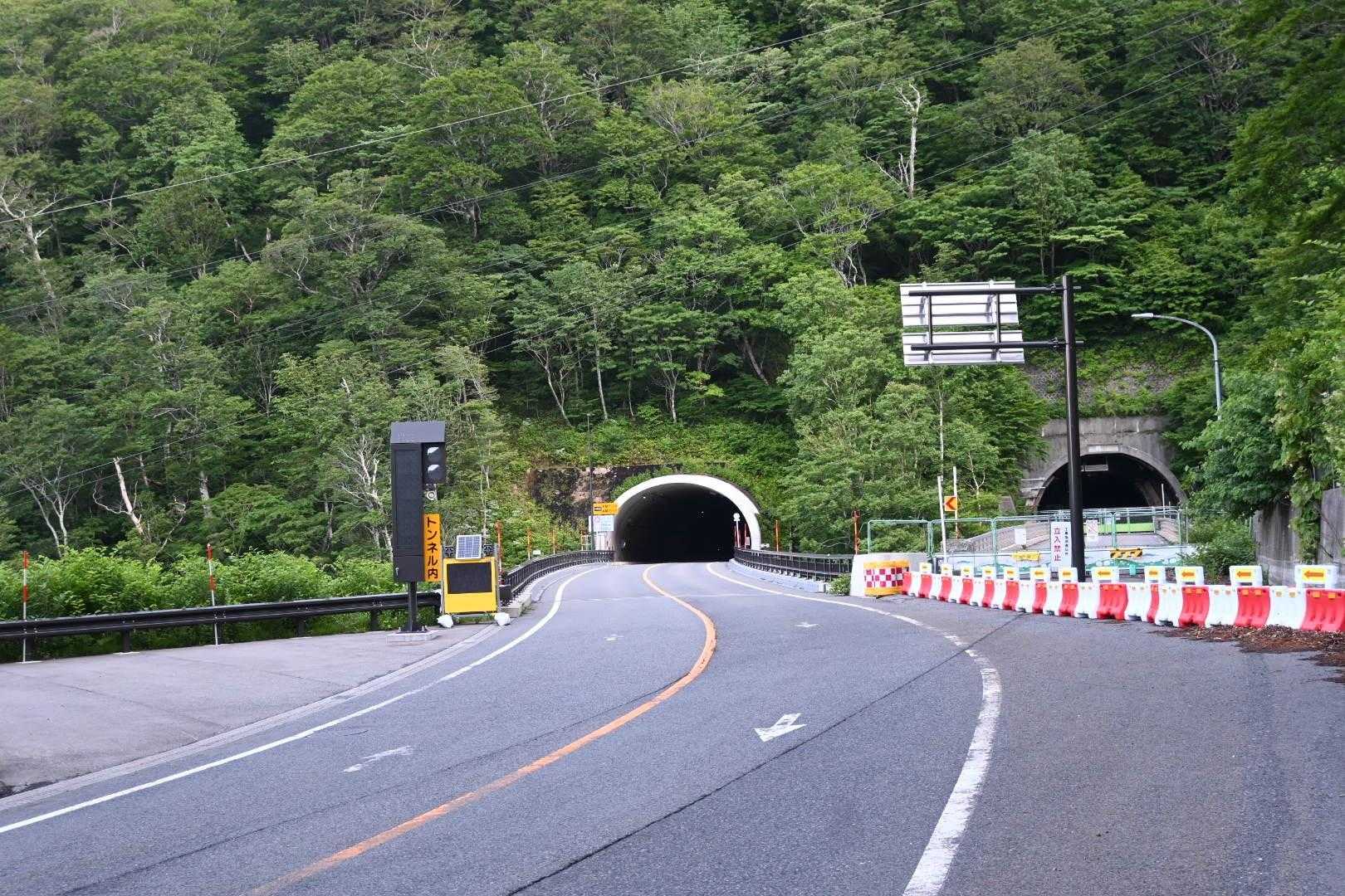 新三国峠トンネルと旧三国峠トンネル
新三国峠トンネル    2022年3月19日開通‼️
旧三国峠トンネル   閉鎖‼️
最後の独身時代に新潟県で半年仕事をしてる時関越道は前橋まで、新幹線は開通しておらず大型トラックとすれ違い狭い三国トンネルを潜るのが怖かった😅

登山口は新三国トンネルの入口付近