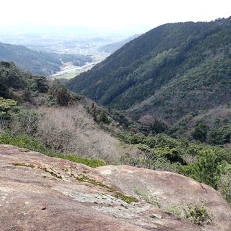 ピーク17番目、障子ヶ岳南麓付近の岩場、出発地の道の駅香春がピンポイントで見えてます