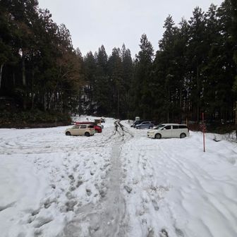 広い駐車場に戻ってきた。
さあ、それでは温泉へ！😆