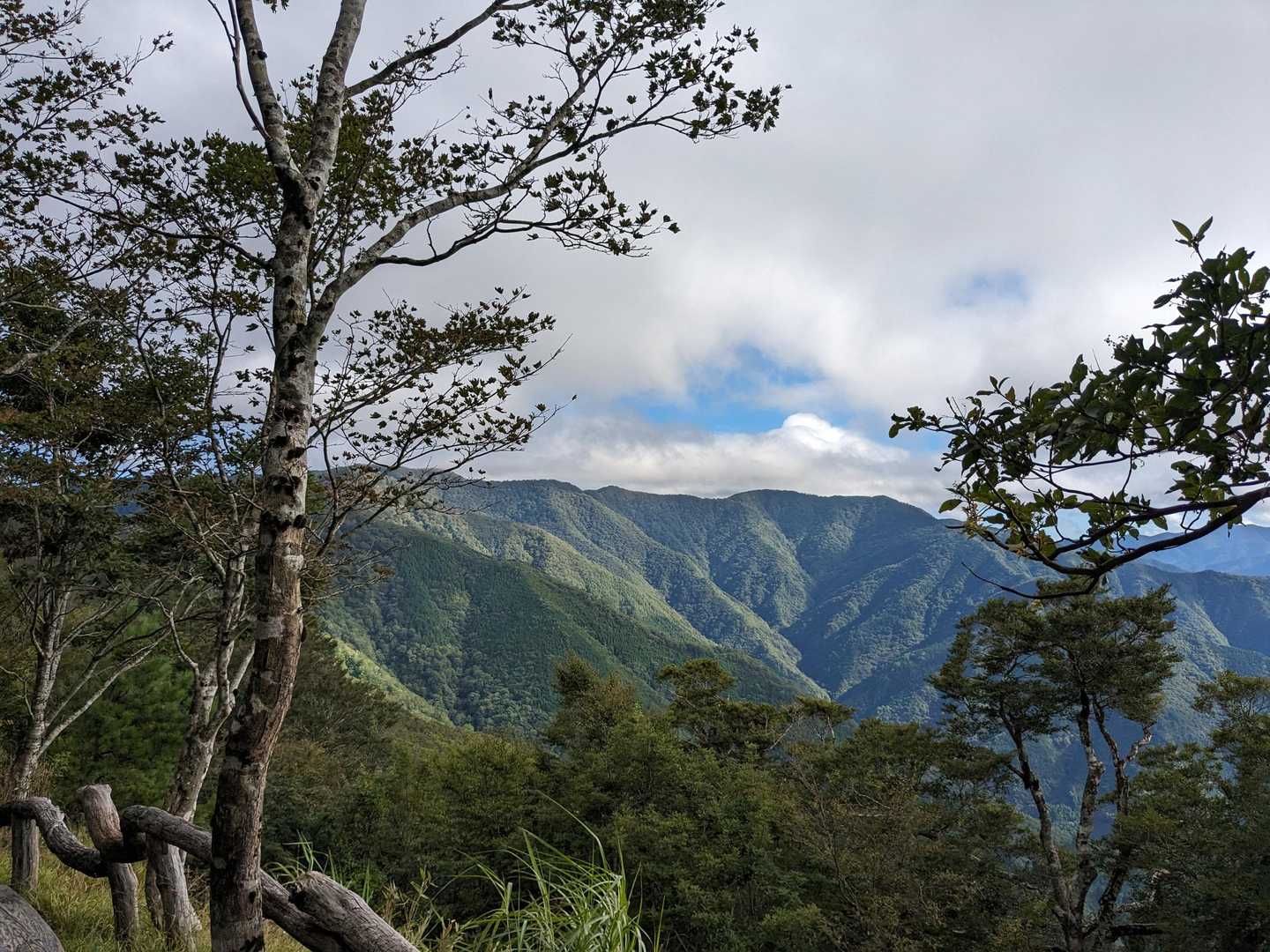 峰越登山口近くの第一展望所から国見岳方面を眺めます。