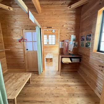 山頂近くのとても綺麗な避難小屋〝秀峰舎〟

日の出の景色狙うのに利用したら良さそう