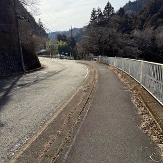 舗装路は登山靴だと硬すぎるなぁ、スニーカーに履き替えたい！！