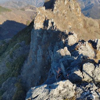 先に伸びる岩場の尾根
時々四つん這い、へっぴり腰に·····

自分には戸隠の“蟻の戸渡り”はムリって思いました😭