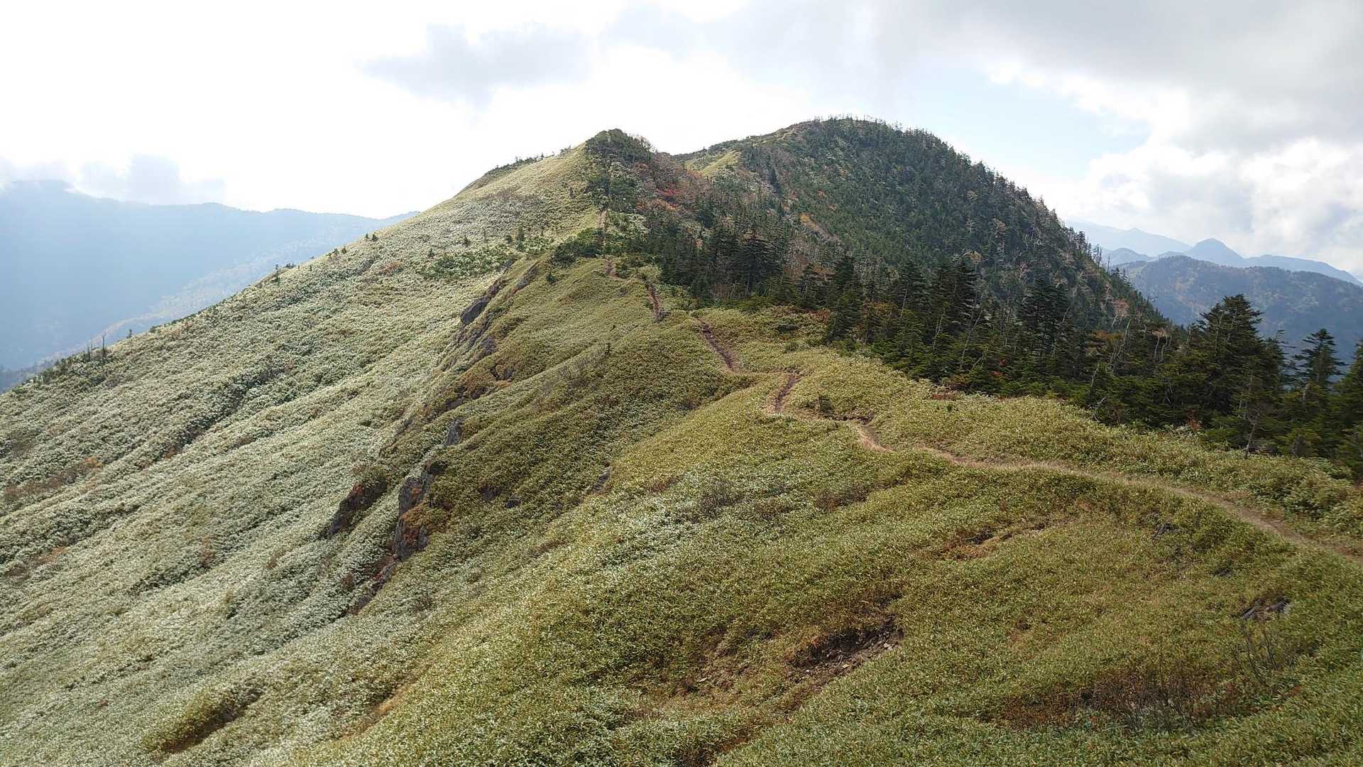 振り返って岩菅山
