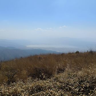 諏訪湖が見えてます。
春のこの時期だから仕方ないけど、霞んで富士山見えないねぇ～。
あの辺にあるはずなんだけど？
残念😞
