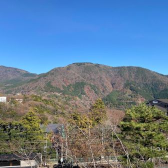 これから登る明星ヶ岳、登り口までが長い🥹