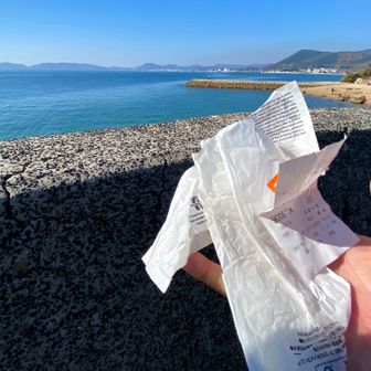 植え込みの脇に無念のゴミ散らばりおり…
かのニコニコ岩でも、レシート無造作に捨て置かれておった次第。
いったい何ゆえ、わざわざ取り出してまで捨て落とすのか…誠に理解し難き所業にござる😤