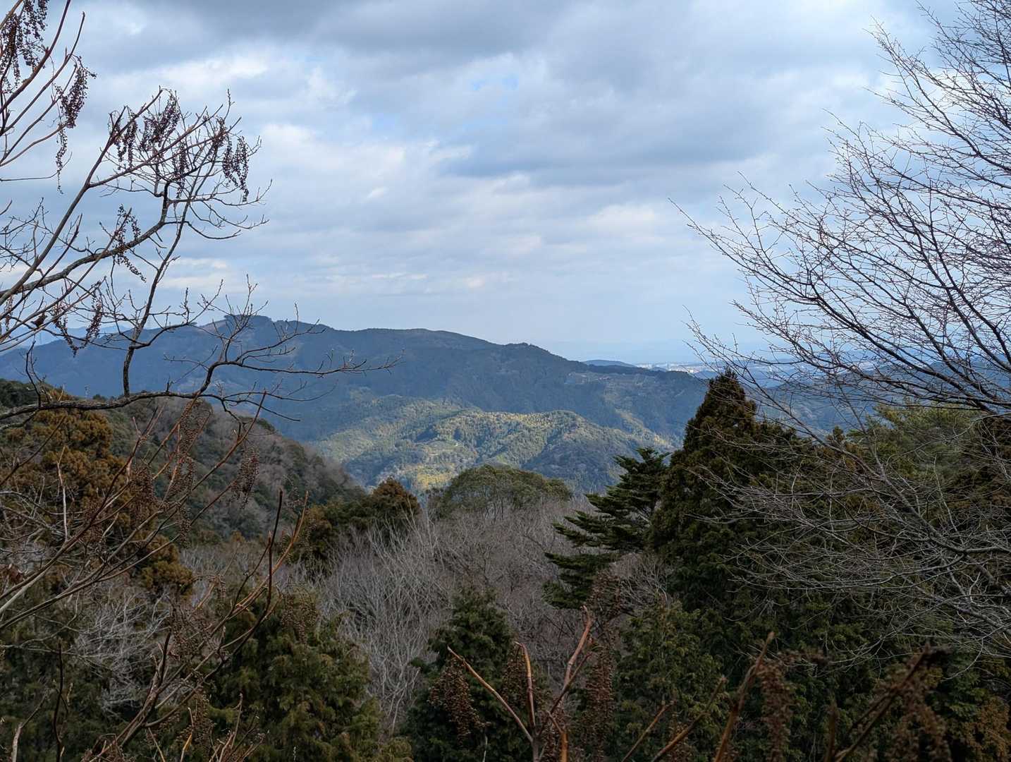 市民の森展望台からの眺望、雲多く残念