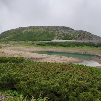 鶴が池と、登ってきた大黒岳