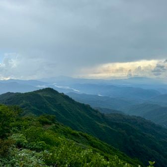 小朝日岳はトラバースして、ちょっと晴れてきました！