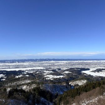遠く佐渡島を望む
佐渡の山々も雪を被っていますね