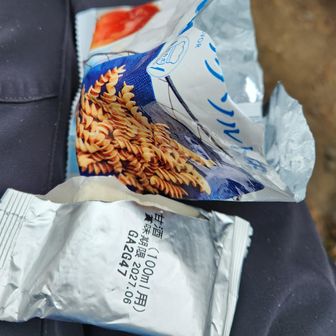 気を良くした私は甘酒にもチャレンジしたくなり。さすがにこの袋は直接お湯を入れるには小さすぎるな。…つい先ほど食べ終わったばかりのパスタスナックの袋を発見(Paulさんありがとうございます！)。ここにフリーズドライ甘酒を入れてお湯を少量ずつ注ぎながら大変美味しく飲み干しました😋満足✨
むしろ袋の外側から手で混ぜながら飲めて箸等も要らない上に、最後まで熱々。ちょっと恥ずかしいことと、置いておけないこと以外むしろ優秀な飲み方だ。軽量化＆コップを洗う必要もないし。何という発見😜