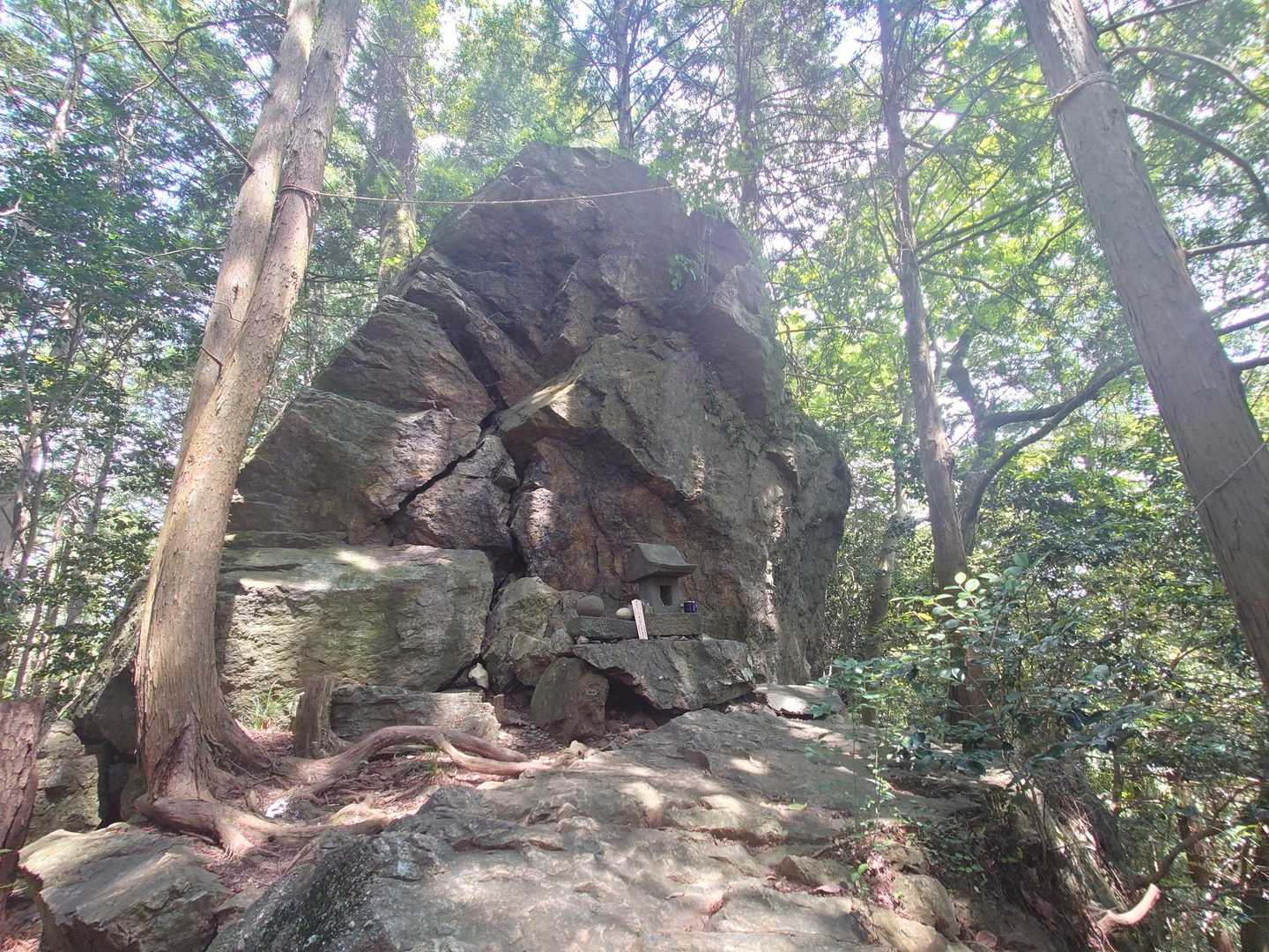 大きな岩と祠。
金比羅山3回目にして初めて見た😅