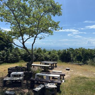 観音岳、到着🙌

有明海が広がり、
その先には雲仙や多良岳が見えます〜