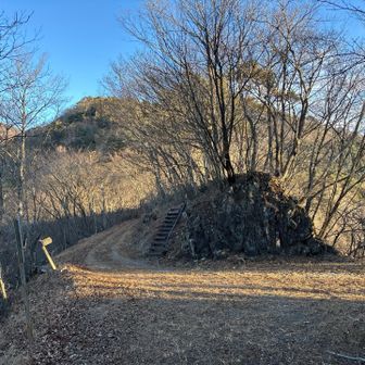 林道にでました。
ここは越道峠。