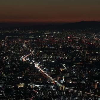 道路が光の線へ