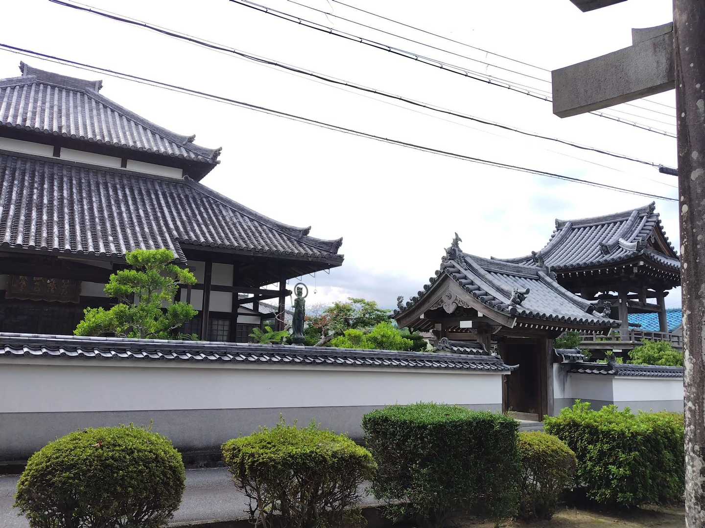 神社横に雰囲気の良い立派なお寺がありました（西蓮寺）