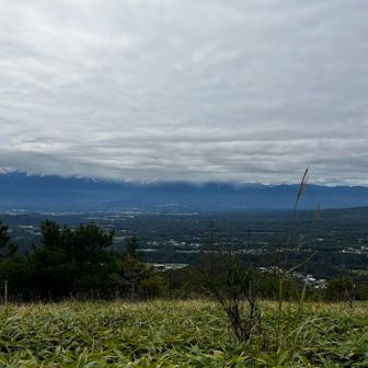 南アルプス⛰️
写真だとガッツリ雲がかかって稜線が見えないけど、実物は薄雲でもう少し稜線が見えてたはずなんだけどなぁ