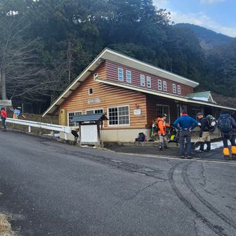 登山口駐車場に全員、無事に戻って来ました、お疲れ様でした、私を含む４名は観光駐車場に向かいます。